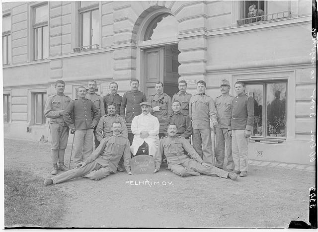 Skupina vojáků Pelhřimov V upomínku na rok 1914 na obálce   vojsko vojenská nemocnice  Pelhřimov1914-15 sign 41 inv.č. 238 voják,Pelhřimov