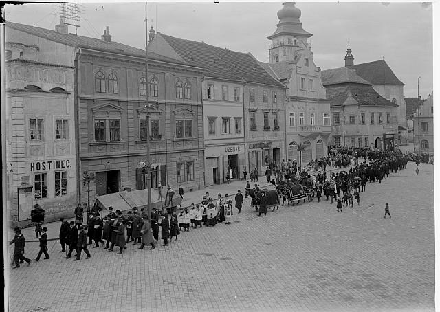 Pohřeb náměstí Pelhřimov   na obálce   Pohřeb náměstí   Pelhřimov 1917 sign 50 inv.č. 264 Pelhřimov,pohřeb