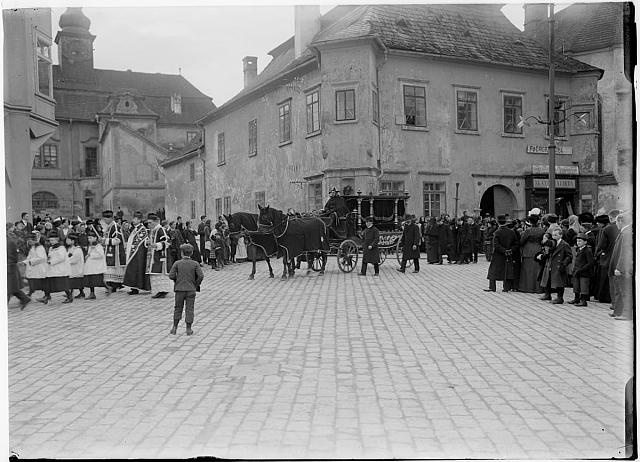 Pohřeb náměstí Pelhřimov   na obálce   Pohřeb náměstí   Pelhřimov 1917 sign 50 inv.č. 268 Pelhřimov,pohřeb