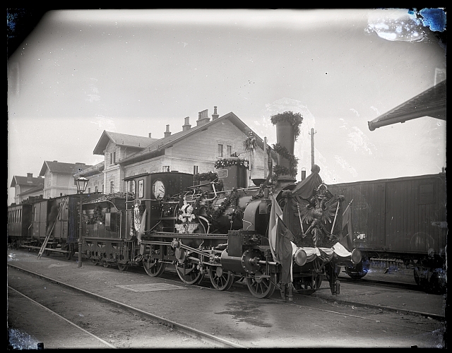 Lokomotiva v Táboře na nádraží na komínu nápis 1888 (asi) nová krabička. Nahoře: Mosty, dráhy, transversálky, 13ks-sklo, 222 v kruhu Smytá... lokomotiva