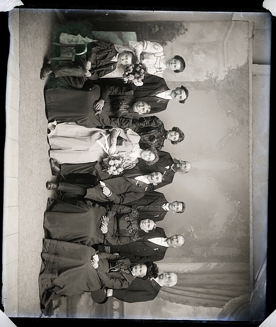Ateliérový snímek - rodina rodiče, 4 děti, stará žena  Na krabičce:  194 v kroužku, 612  Tabla skupiny a portrét paní Hafrové  Na rever... skupina