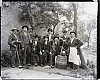 Hudební skupina (housle, klarinet, basa) - venkvoní expozice, soudek piva, 1907-8 mužů s klobouky, plíseň