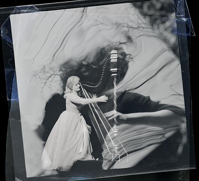 hodba s harfou   fotomontáž