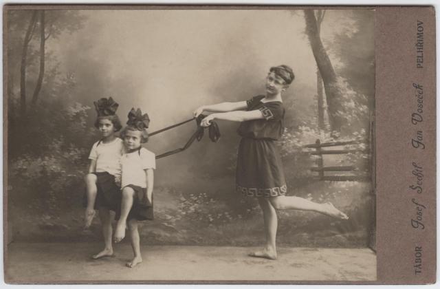 Děti-koně  dívka- Blažena Setunská, kočí je Bártová, roz. Janků, asi 1917 rodina,kůň,skupina
