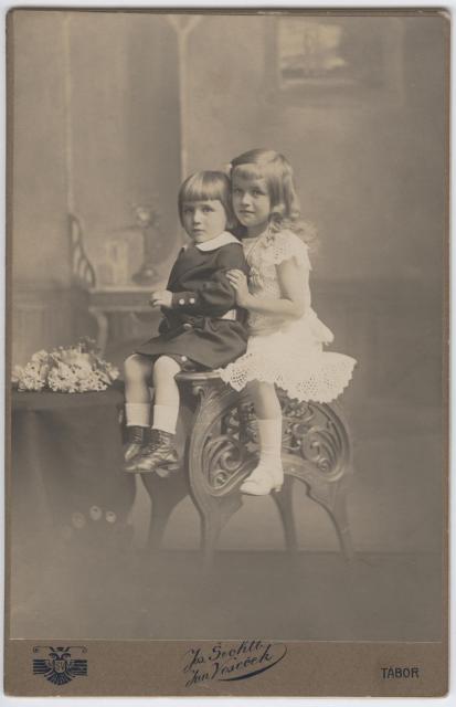 Dvě děti po roce 1913  Věnovala Zdenička Tichá postava,dítě