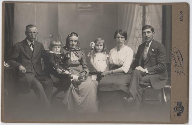 Rodinná fotografie po roce 1913  Věnovala Zdenička Tichá rodina,skupina