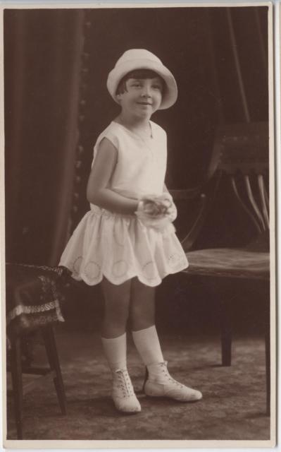 Věra Slabá, provdaná Hnízdilová, narozená 1923   portrét,dítě