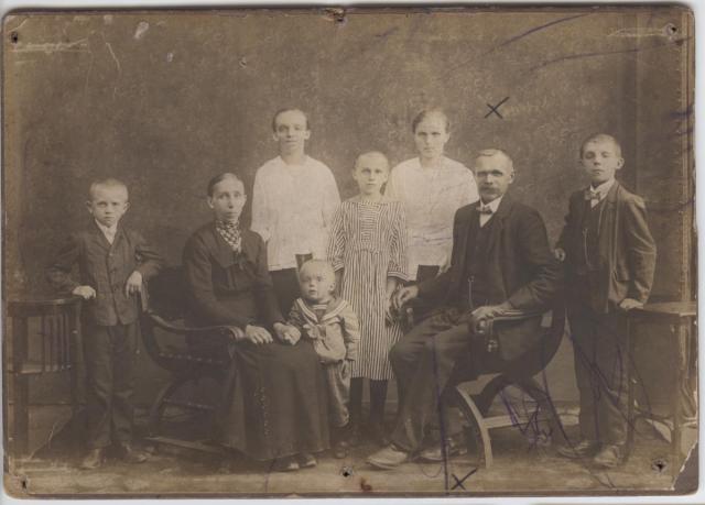 rodina  Zapůjčeno z regionální sbírky mgr. Jiřího Kohouta, Tábor. Zadní strana "Vino" skupina,rodina