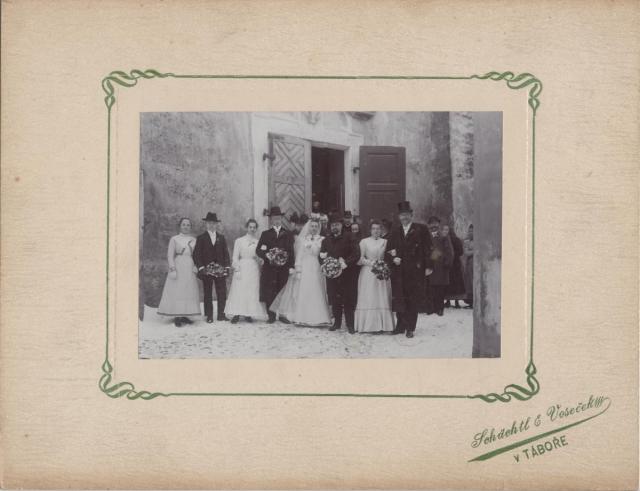 Jedna ze skupinových fotografií ze svatby Ludvíka Parmy