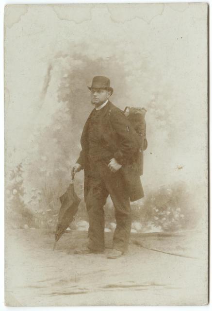 Ignác Šechtl, fotograf na cestách  Šechtl, Ignác. Autoportrét s přenosným fotografickým vybavením. před rokem 1877,... Ignác Šechtl