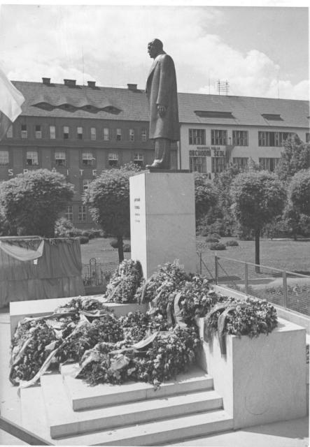 Švehlův pomník před hospodářskou školou   Tábor,architektura,Švehla,socha,hospodářská,zemědělská,škola
