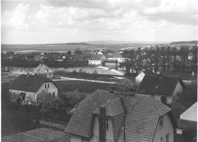Planá nad Lužnicí  Domnívám se, že byla pořízena při výstavbě našeho domu tj. v roce 1926 - 1928 Za... Planá nad Lužnicí, vesnice
