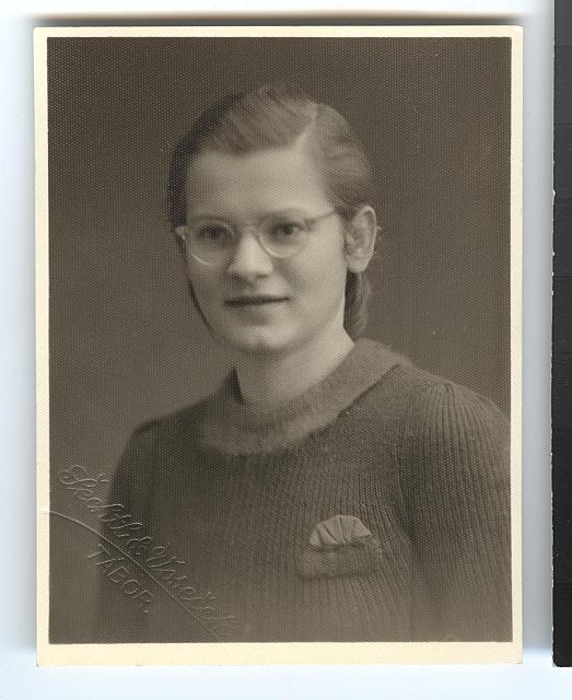 slečna 18 let 21.1.1940 Zbyněk Borkovec fotografe zapůjčil Zbyněk Borkovec. Děkujeme portrét
