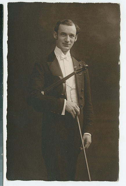 Korecký, učil Josefa Šechtla na housle   housle