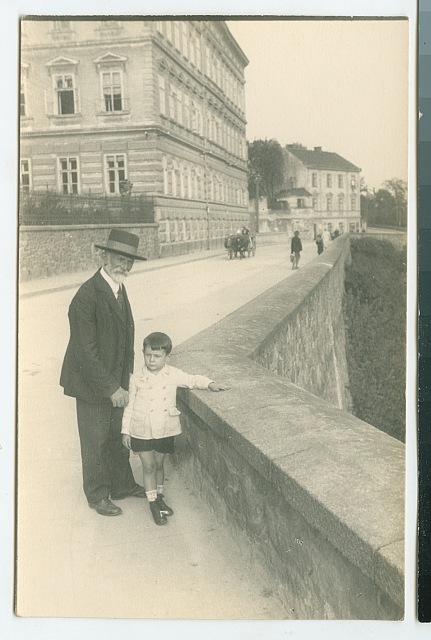 Jan Voseček s malým Šechtlem na Parkánech   postava