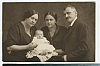 malý Josef Šechtl s rodiči a sestrou