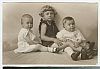 malý Josef Šechtl s holčičkami září 1926