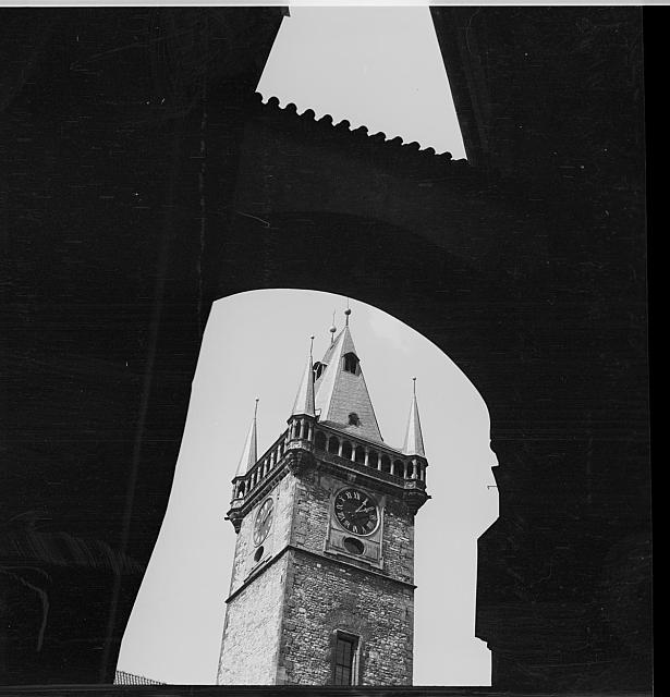 14 Praha,věž Staroměstské radnice  publikováno v knize Praha na listu růže 1966 s verši Jana Nohy Praha,Jan Noha