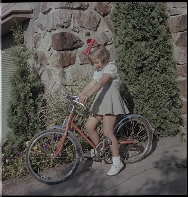 Maruška s kolem před domem   dítě,kolo,Marie Michaela Šechtlová