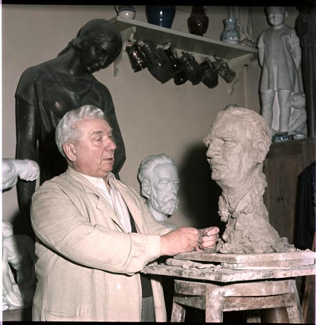 J.V. Dušek v ateliéru   portrét,sochař,socha