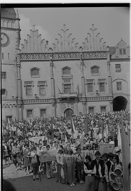 slavnost asi 1986  Na obálce Tábor stávka náměstí průvod Tábor