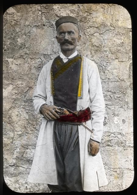 Černohorský důstojník z Cetynje, asi 1910, kolorovaný diapositiv 8x8 cm   sport,Sokol,Jugoslávie,Sokolský slet,důstojník,Černá Hora