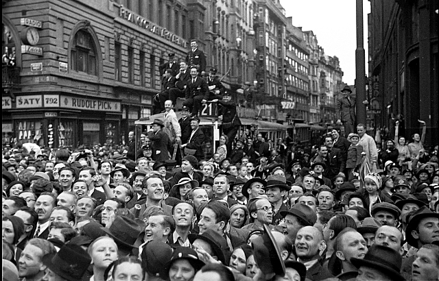 keywords: Prague, fotbal, Řím, Václavské Náměstí <P>czech title:návrat fotbalistů z Říma, sportovní akce na Václavském Náměstí,<P>czech description:Mistrovství světa ve fotbale 1934 bylo druhým mistrovství světa v dějinách fotbalu. Konalo se v Mussoliniho Itálii. Bylo to první mistrovství světa, na které se týmy museli kvalifikovat. Do finále se nakonec probojovali týmy Itálie a Československa. Po silně proitalsky zmanipulovaném finálovém utkání nakonec vyhráli italové v prodloužení 2:1 a získali svůj první titul mistrů světa. z Wikipedie
Prague, fotbal, Řím, Václavské Náměstí