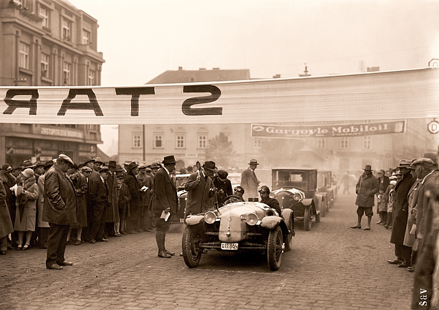 Start továrního závodního automobilu Tatra 12 (Targa)chlazeného vzduchem v roce 1928 (in Czech), keywords: Tábor, car club, sport, contests, car, Tatra