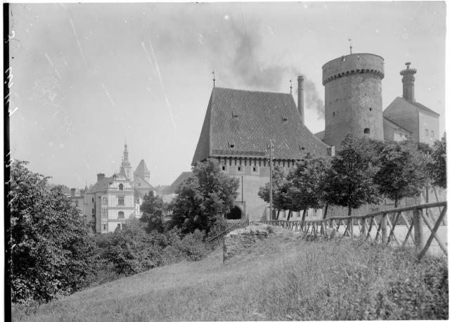 Bechyňská brána s věží hradu Kotnov okolo roku 1900 (in Czech), keywords: Kotnov, castle, Tábor  Kotnov, castle, Tábor