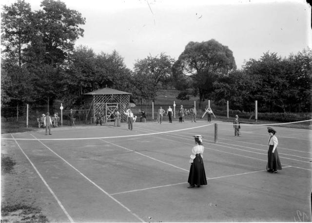 dámy hrající tenis obálka č 19 (in Czech), keywords: Tábor, tennis, courts