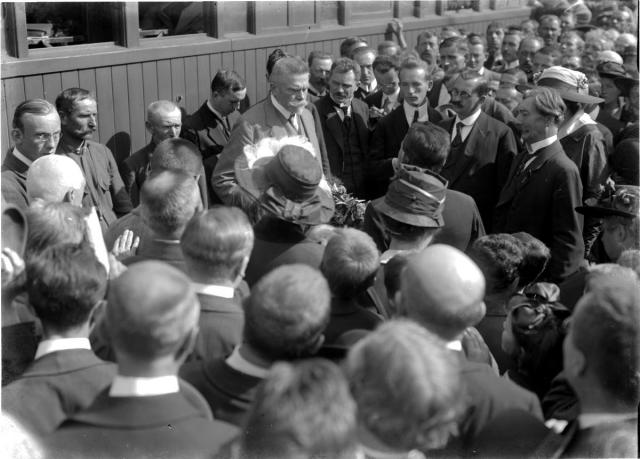 ministr Kramář v Táboře 27.9. 1919 při návratu z Paříže před vlakem (in Czech), keywords: Tábor, train station, Vincent Kramář