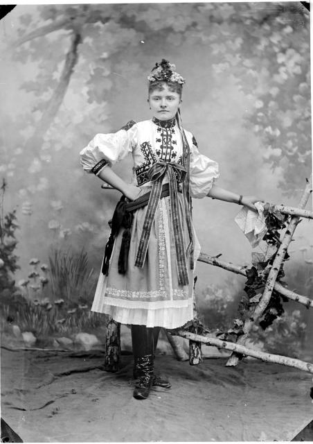 Žena v kopanickém kroji (in Czech), keywords: garb, figure, lady, kopanický, Starý Hrozenkov  garb, figure, lady, kopanický, Starý Hrozenkov