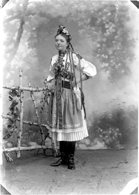 Žena v kopanickém kroji (in Czech), keywords: garb, figure, kopanický, Starý Hrozenkov  garb, figure, kopanický, Starý Hrozenkov