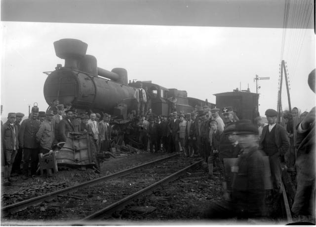 havarovaná lokomotiva s lidmi  (in Czech), keywords: disaster, locomotive, train  disaster, locomotive, train
