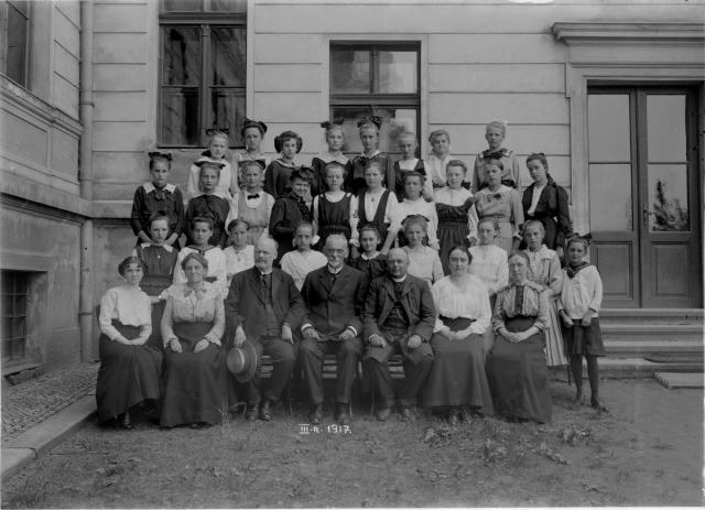 Školní skupina 1917 (in Czech), keywords: group, school, girls  group, school, girls