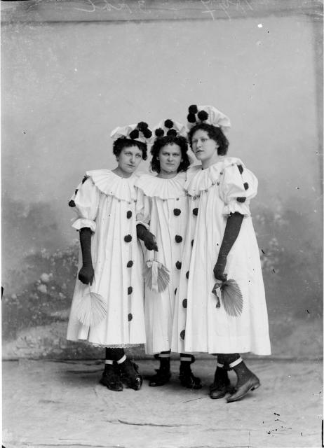 Three girls in fancy dress, 1897  figure, slečny, maškary