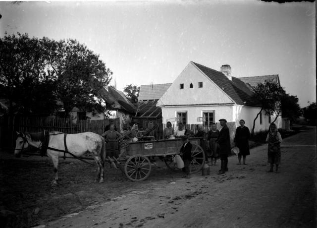 Karel Pěchota nákup mléka v Turovci 1925 (in Czech), keywords: village, horse, Turovec, Karel Pěchota