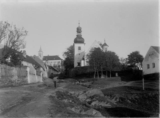 Radenín (in Czech), keywords: Radenín, village, castle