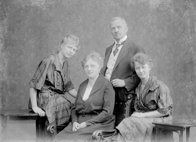 Rodina Dr. Soukupa 3. 9. 1921 (in Czech), keywords: Soukup, group, familly  Soukup, group, familly