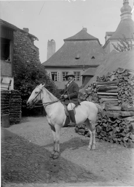 Jezdec v Pelhřimově r. 1913 (in Czech), keywords: portrait, jezdec, horse, Pelhřimov
