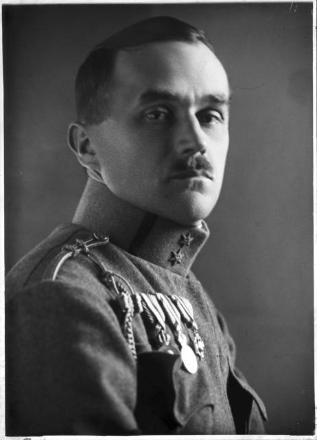 portrét neznámého vojáka (in Czech), keywords: portrait, soldier, uniform  portrait, soldier, uniform