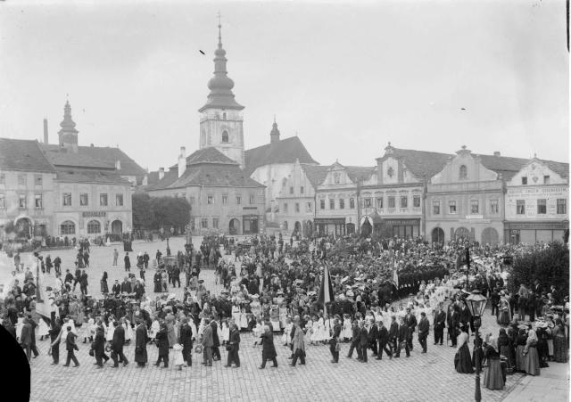 Pohřeb v Pelhřimově (in Czech), keywords: Pelhřimov, square, funeral