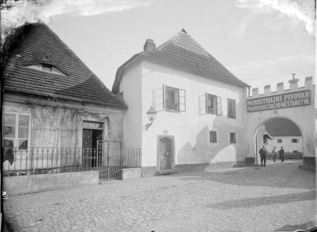 Vjezd do parostrojního pivovaru v Táboře, zbourané kolem roku 1900. (in Czech), keywords: Tábor, brewery a Tábor, brewery