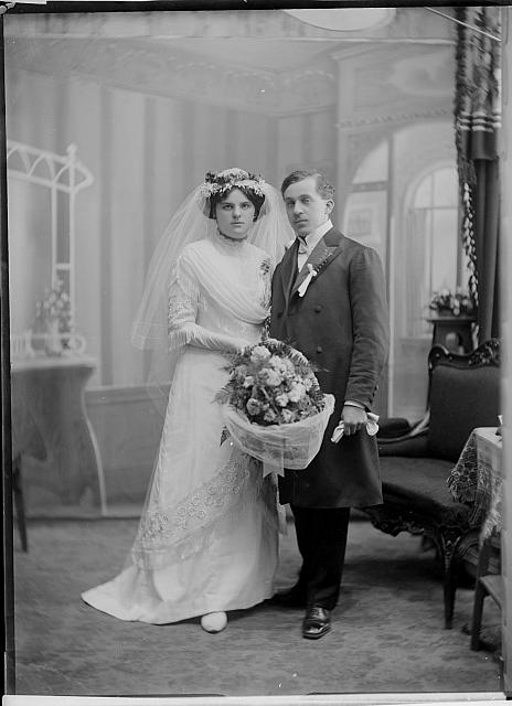 svatba Vrchaltický (in Czech), keywords: wedding (Czech) na krabičce táborské budovy 1912,snímky rodinné a svatební 1911-1912 Pel... wedding