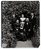 rodinné foto v zahradě: st. Muž a žena sedící, mladé děvče sedící před nimi (mezi nimi), mladík, děvče, mladý muž (ulomený roh) (in Czech), keywords: Tábor