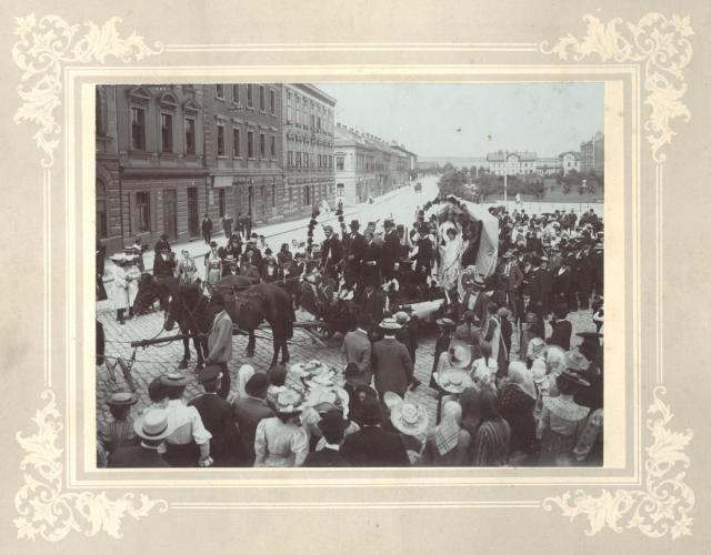 Alegorický vůz na Husově náměstí 12.8.1905 (in Czech), keywords: Tábor, Husovo náměstí  Tábor, Husovo náměstí