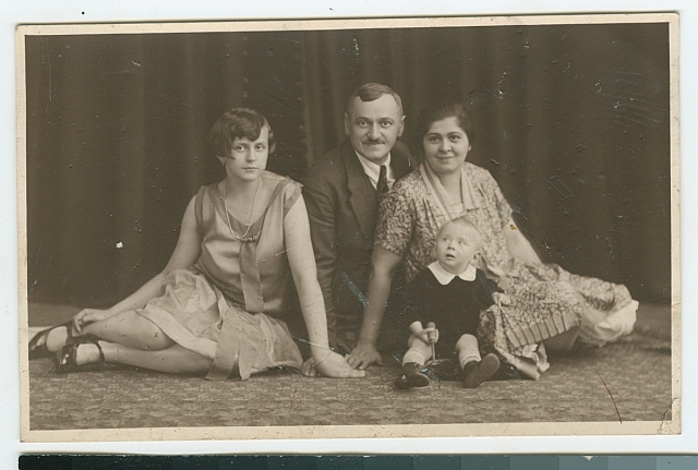 malý Josef Šechtl s otcem, sestrou a Boženkou 26.9.1927 (in Czech), keywords: child  child