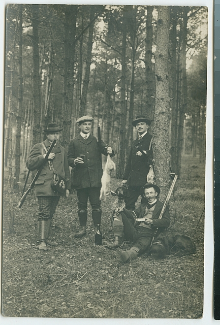 Pohledy od babičky z Pelhřimova (in Czech), keywords: Stocká, lov, lovci  Stocká, lov, lovci
