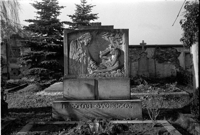 Chýnov,náhrobek rodiny Svobodových  Chýnov a je z roku 1916.Fotografie je pozdější Pavel Myslín  Kamenný náhrobek ro... hrob