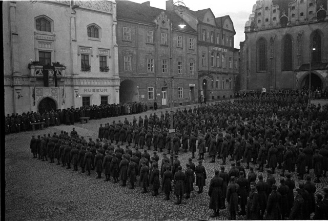 Panachyda s vojskem na náměstí, T. G. Masaryk?   Panachyda,voják,uniforma,T. G. Masaryk